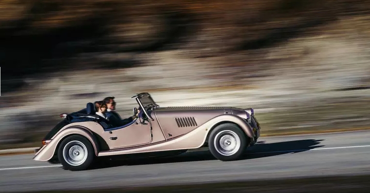 Retro roadster Morgan Plus Four