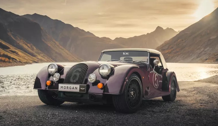 Retro roadster Morgan Plus Four